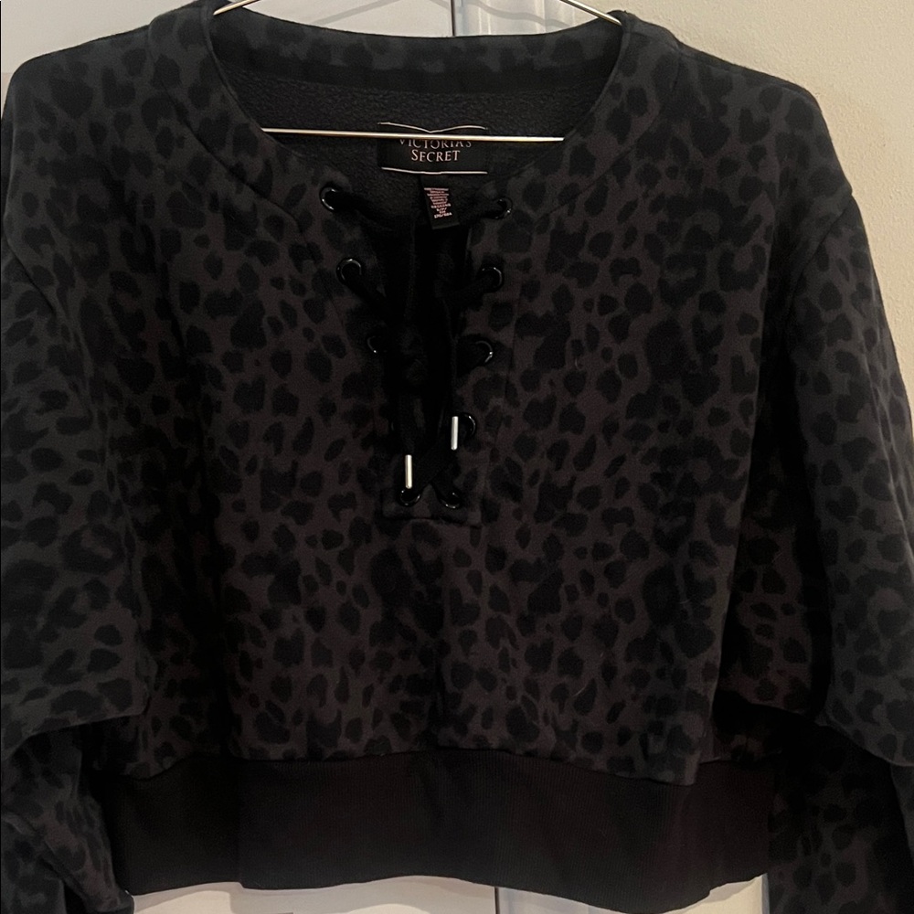 Victoria’s Secret Black Leopard Print Cropped Sweater Size Small EUC